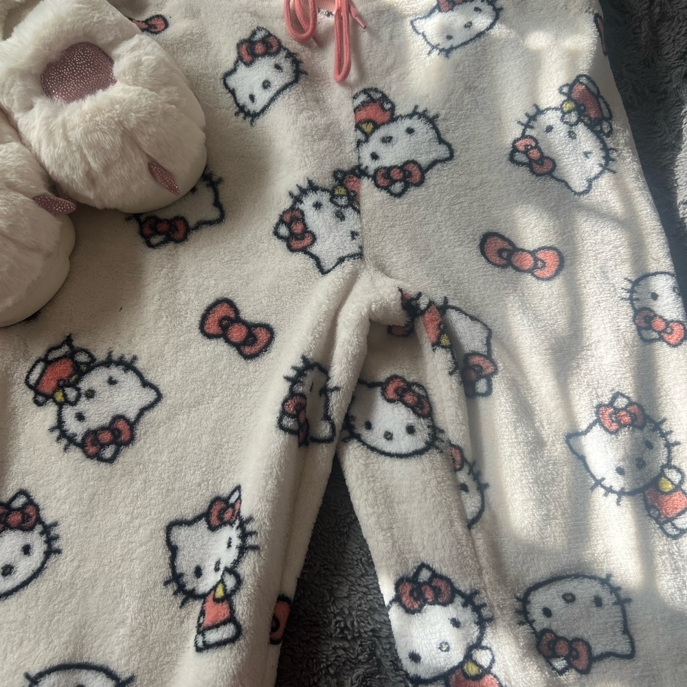Warm hello kitty pyjamas🧸